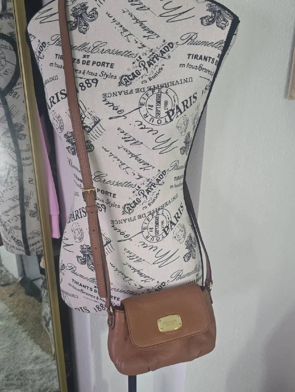Micheal Kors Brown Pebbled Leather Small Crossbody W/ Gold Hardware (EUC)✨️ - Picture 2 of 13